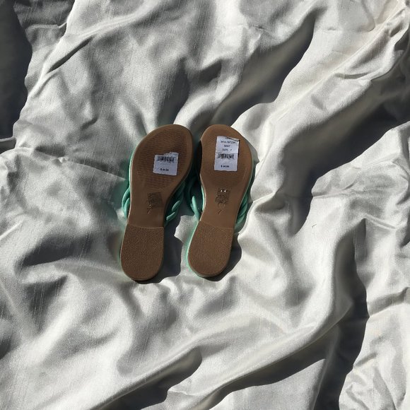 NEW in BOX!! SAKS FIFTH AVENUE mint sandals, size 7M. - Picture 3 of 5